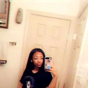 Meet your Posher, Raquel